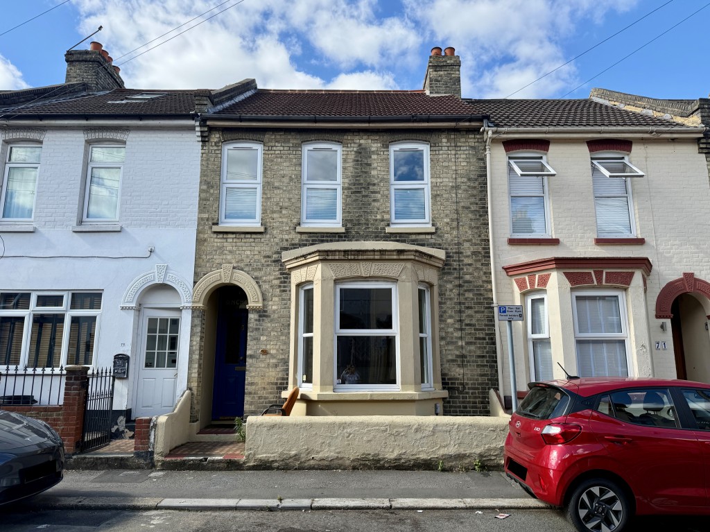 Lot: 150 - THREE-BEDROOM HOUSE FOR IMPROVEMENT - Terraced house